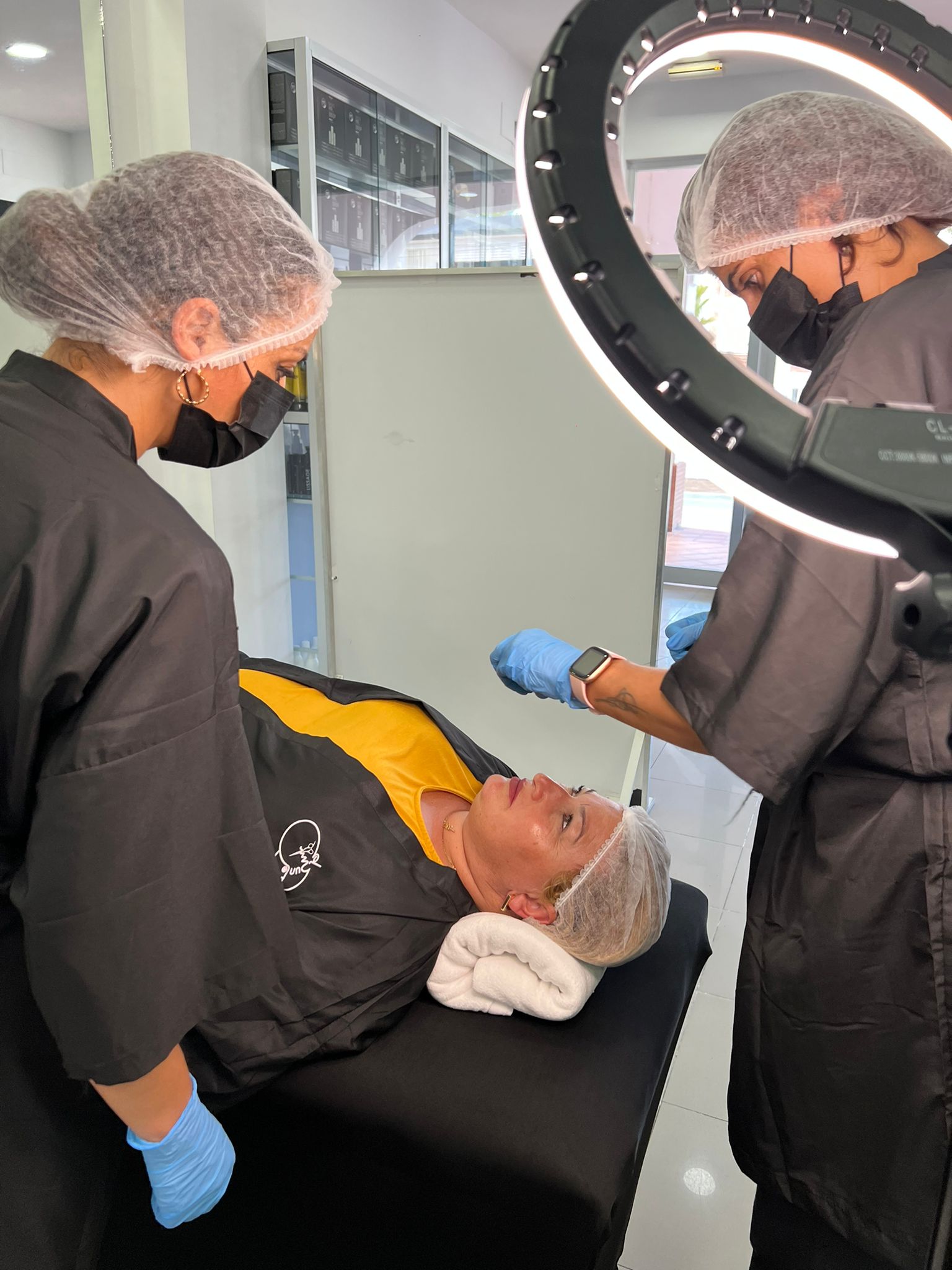 Profesionales de El Punto realizando un tratamiento de micropigmentación con material higiénico