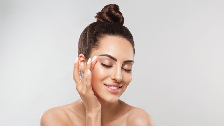 Cursos de estética con salida laboral: qué estudiar para empezar a trabajar en belleza