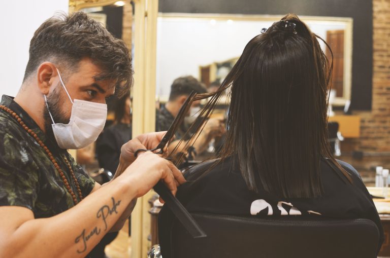 Por qué las prácticas reales son clave para aprender estética, peluquería o micropigmentación